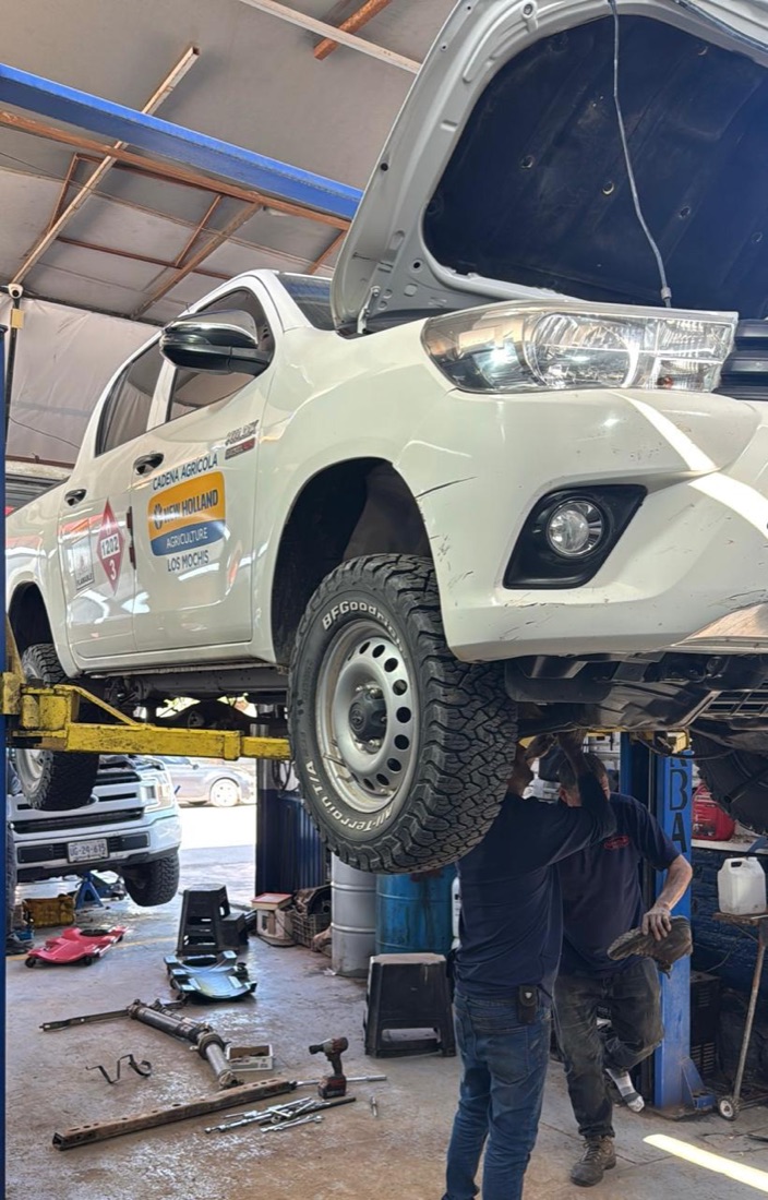 Pickup Toyota Hilux del sector agrícola en mantenimiento sobre rampa