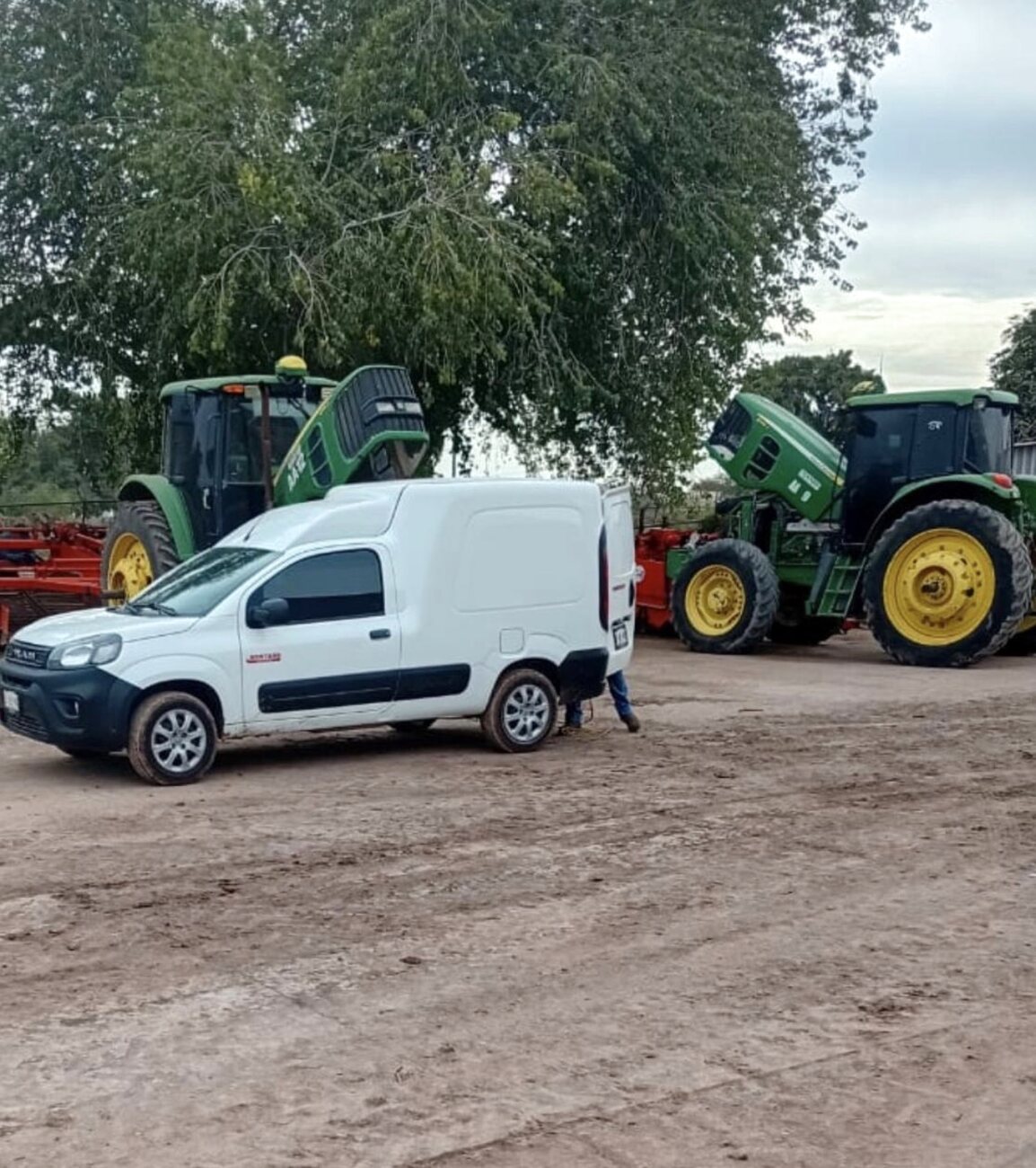 Tractores John Deere y unidad de reparto del sector agrícola atendidos en Taller Montaño